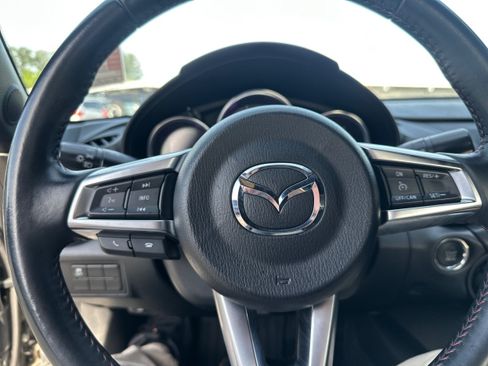 Used 2019 MAZDA MX-5 Miata Club RWD image 16