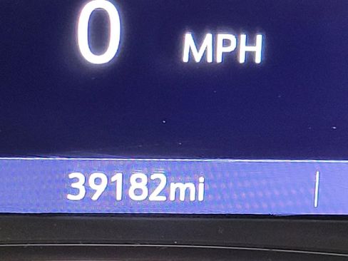 Used 2023 Chevrolet Traverse LT image 2