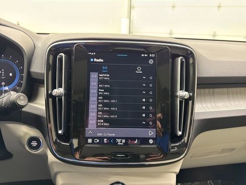 Used 2025 Volvo XC40 B5 Plus w/ Climate Package image 17