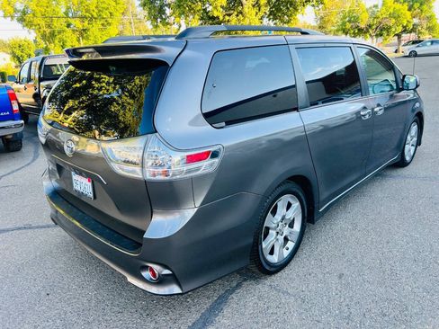 Used 2014 Toyota Sienna SE FWD image 3