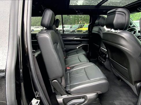 Used 2023 Jeep Wagoneer 4WD w/ Premium Group I image 16