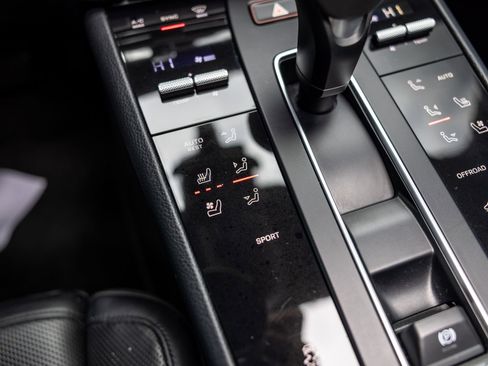 Certified 2023 Porsche Macan AWD/4WD image 35