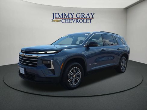 Used 2025 Chevrolet Traverse LT AWD/4WD image 1