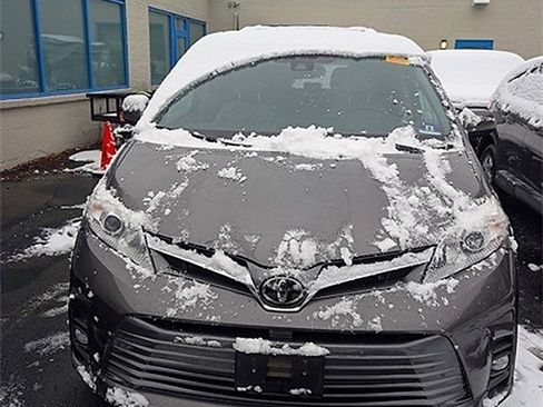 Used 2020 Toyota Sienna XLE w/ XLE Navigation Package image 1