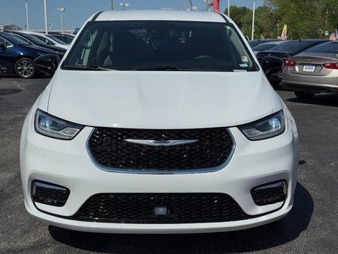 Used 2024 Chrysler Pacifica Touring-L FWD image 9