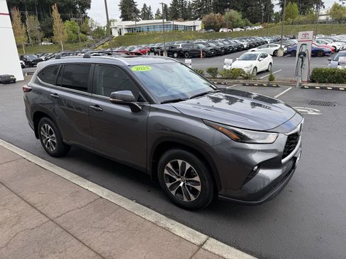 Certified 2024 Toyota Highlander XLE AWD/4WD image 8