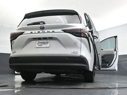 Used 2024 Toyota Sienna XLE FWD image 39