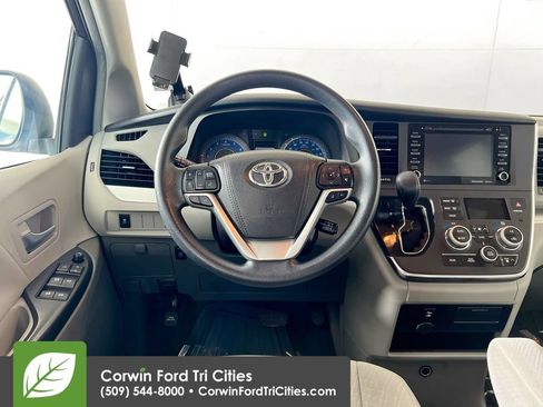 Used 2018 Toyota Sienna LE FWD image 25