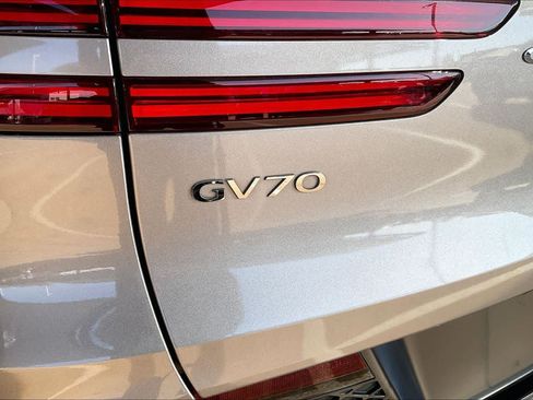 Used 2022 Genesis GV70 2.5T w/ Advanced Package AWD/4WD image 9