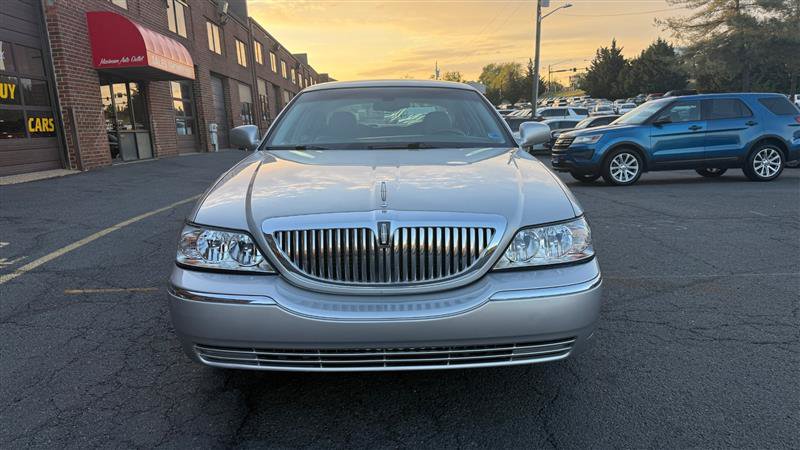 Used 2004 Lincoln Town Car Ultimate RWD image 2