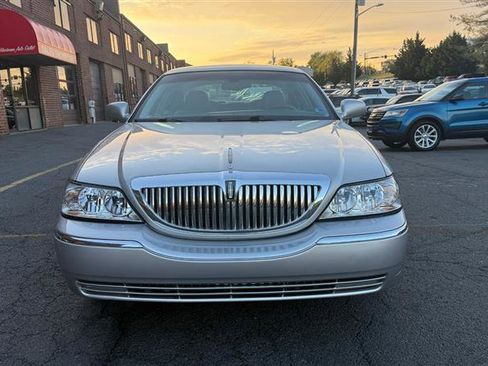 Used 2004 Lincoln Town Car Ultimate image 2