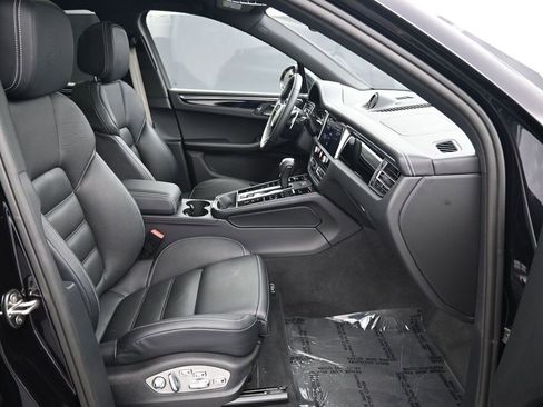 Certified 2025 Porsche Macan image 28