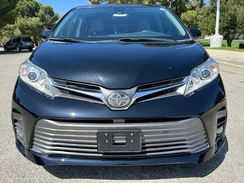 Used 2019 Toyota Sienna XLE Premium w/ Carpet Mat Package FWD image 4