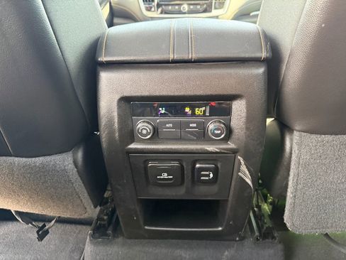 Used 2018 Chevrolet Traverse LT AWD/4WD image 38