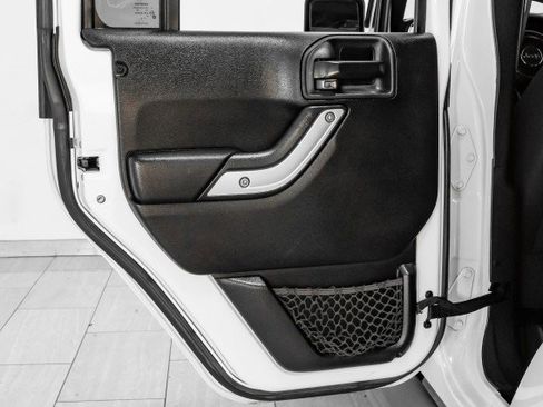 Used 2015 Jeep Wrangler Unlimited Sahara w/ Connectivity Group image 39