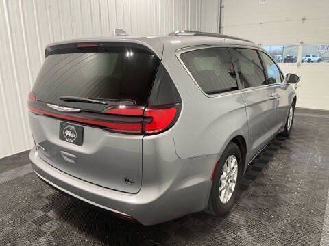 Used 2023 Chrysler Pacifica Touring-L FWD image 2