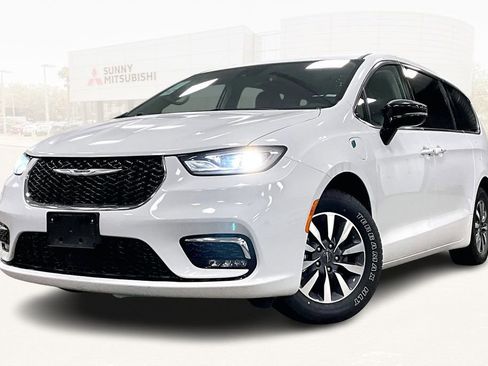 Used 2024 Chrysler Pacifica Select image 1