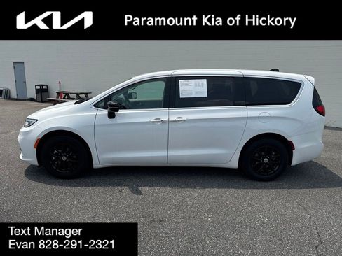 Used 2024 Chrysler Pacifica Touring-L FWD image 4