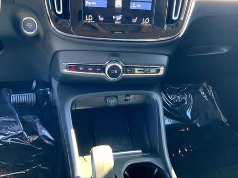 Used 2022 Volvo XC40 T5 Momentum image 68