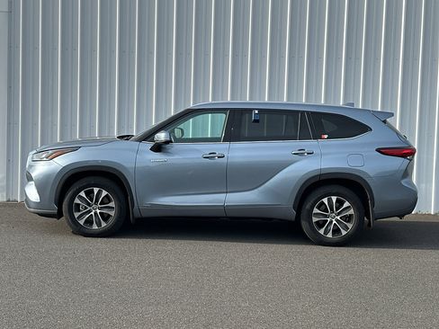 Used 2021 Toyota Highlander XLE AWD/4WD image 3