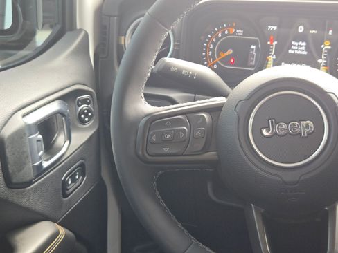 Used 2025 Jeep Gladiator Sport image 19
