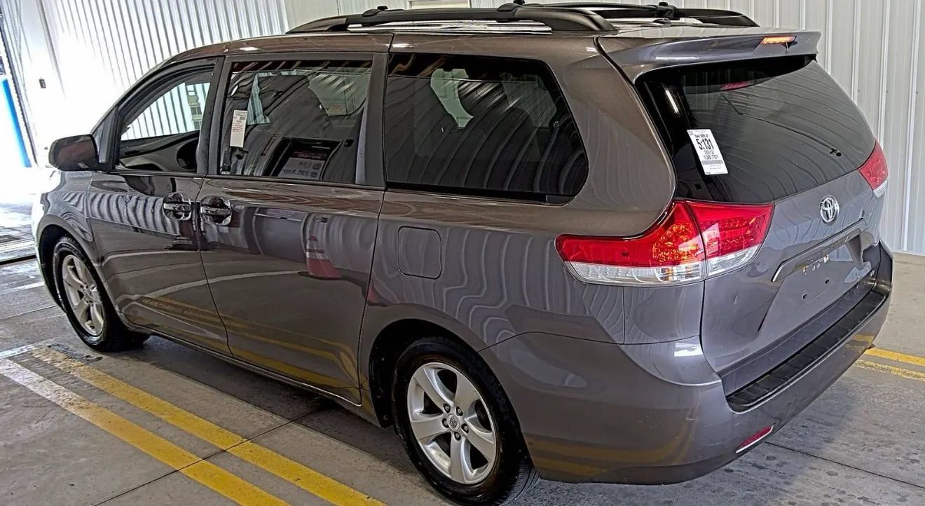 Used 2012 Toyota Sienna LE FWD image 3