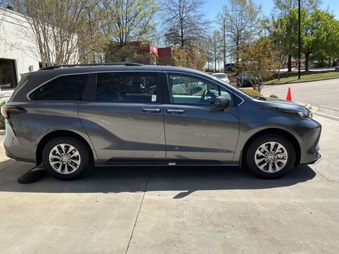 Used 2025 Toyota Sienna XLE image 14