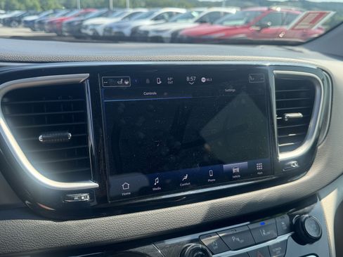 Used 2024 Chrysler Pacifica Touring-L FWD image 26