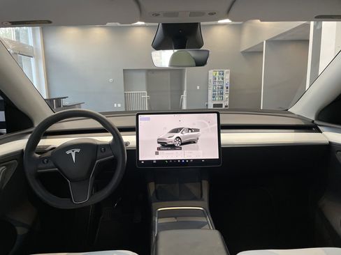 Used 2023 Tesla Model Y Long Range AWD/4WD image 31