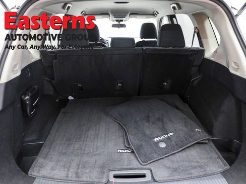 Used 2022 Nissan Rogue SV image 9