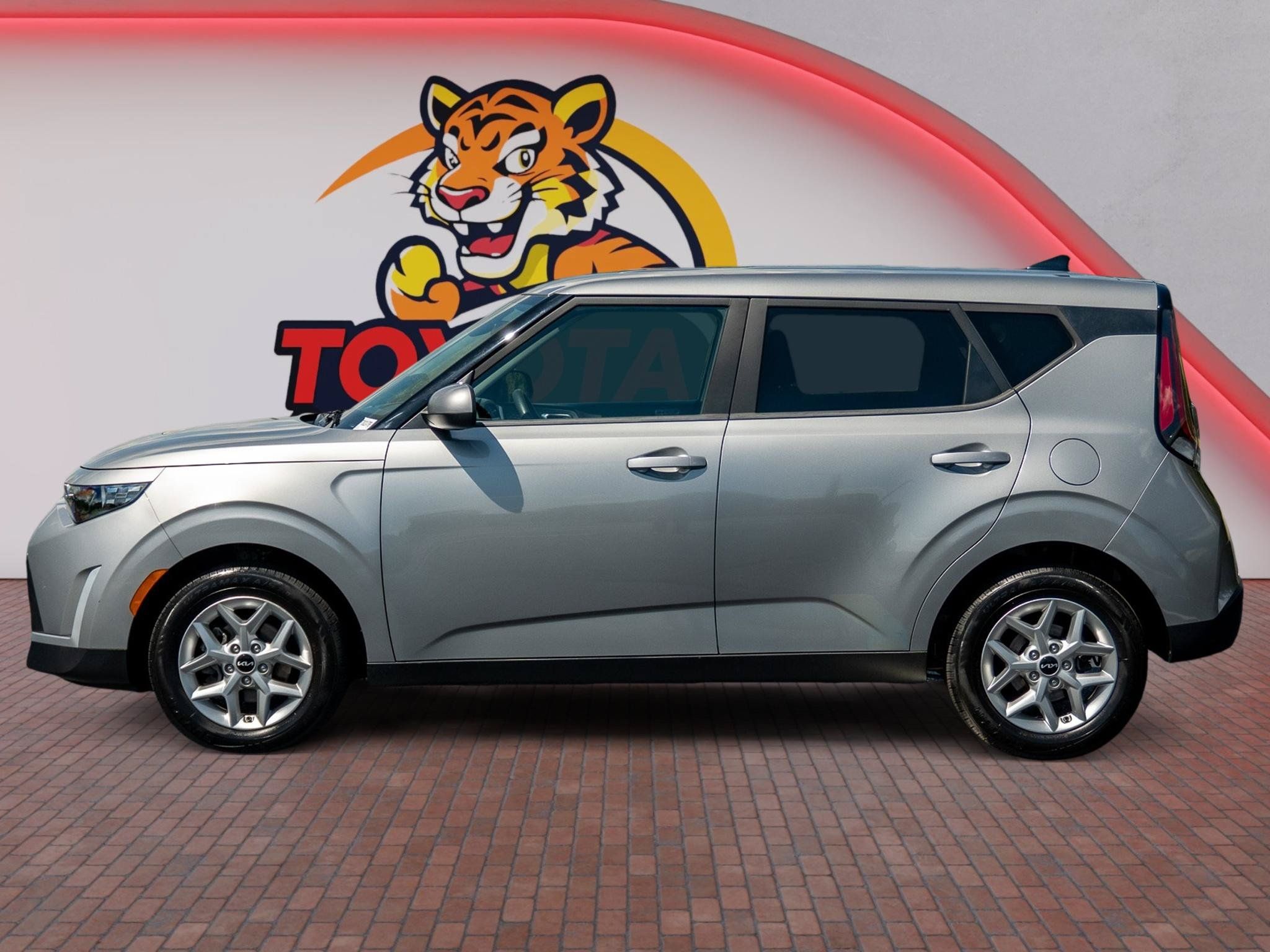 Used 2023 Kia Soul LX w/ LX Technology Package FWD image 9