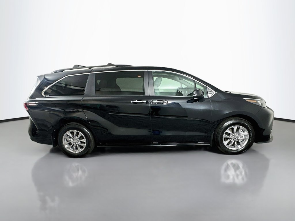 Used 2026 Toyota Sienna XLE FWD image 4