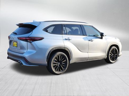 Certified 2025 Toyota Highlander XSE image 8