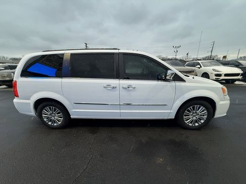 Used 2016 Chrysler Town & Country Touring-L image 2