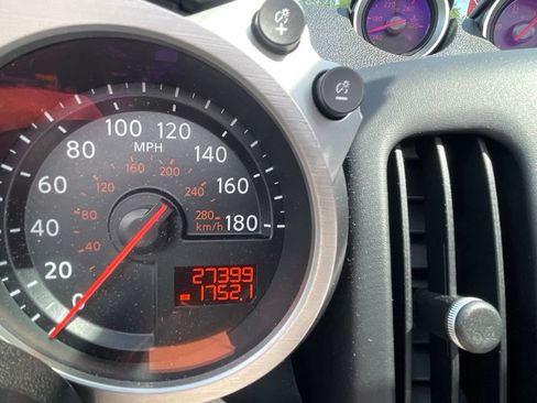 Used 2010 Nissan 370Z Touring RWD image 3
