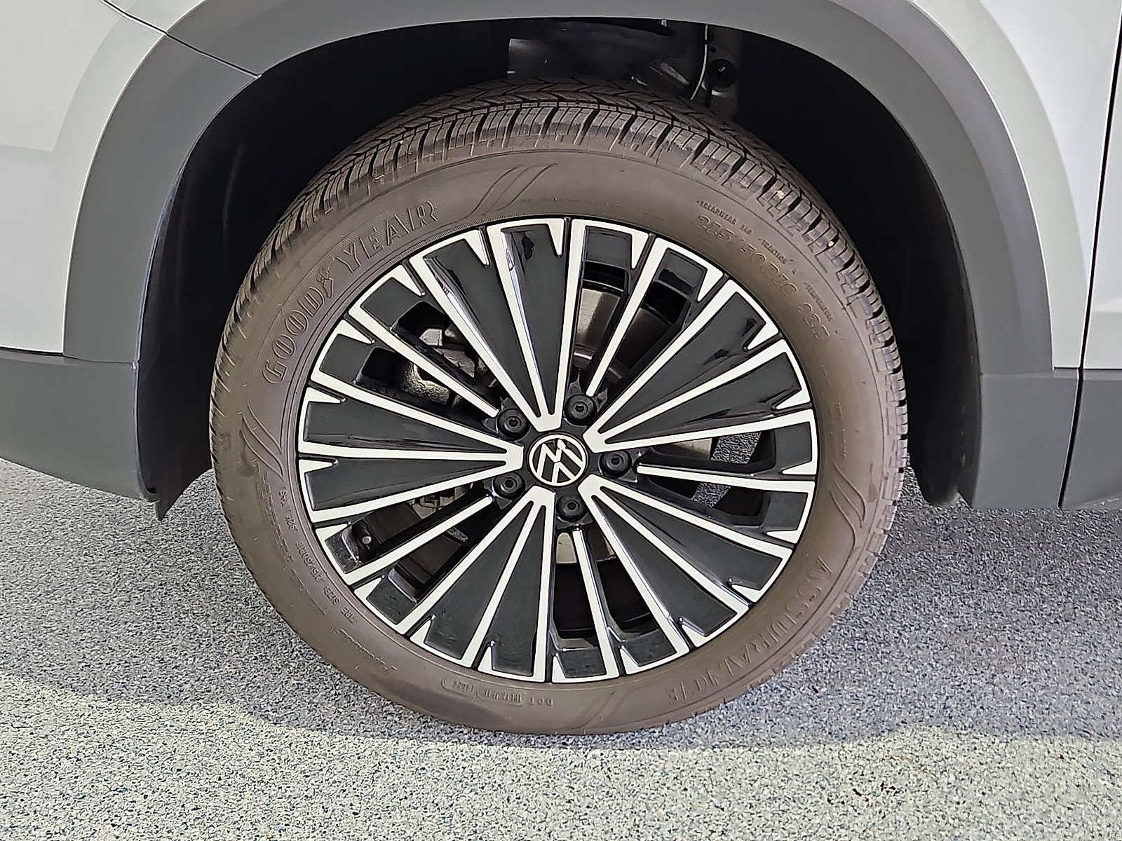 Certified 2025 Volkswagen Taos SE FWD image 11