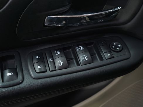 Used 2019 Dodge Grand Caravan SE w/ UConnect Hands-Free Group image 21