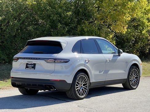 Certified 2022 Porsche Cayenne Platinum Edition image 6