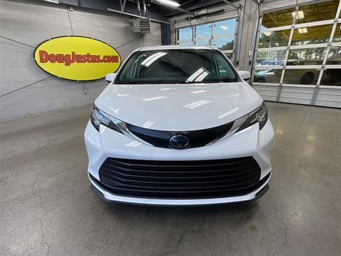 Used 2023 Toyota Sienna LE AWD/4WD image 8
