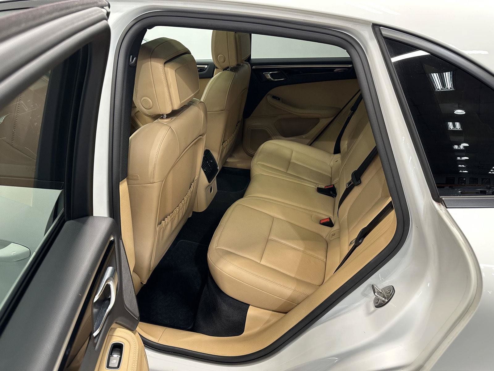 Used 2018 Porsche Macan AWD/4WD image 33