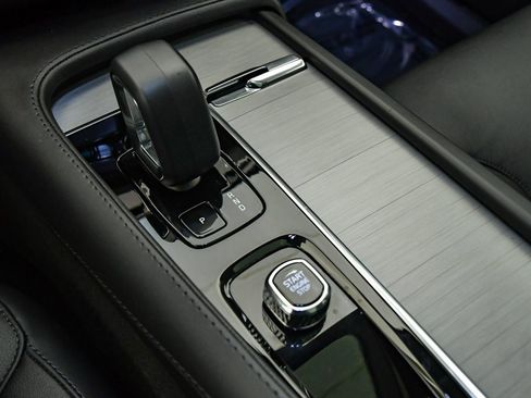 Certified 2025 Volvo XC90 B5 Core image 25