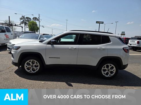 Used 2025 Jeep Compass Latitude AWD/4WD image 3