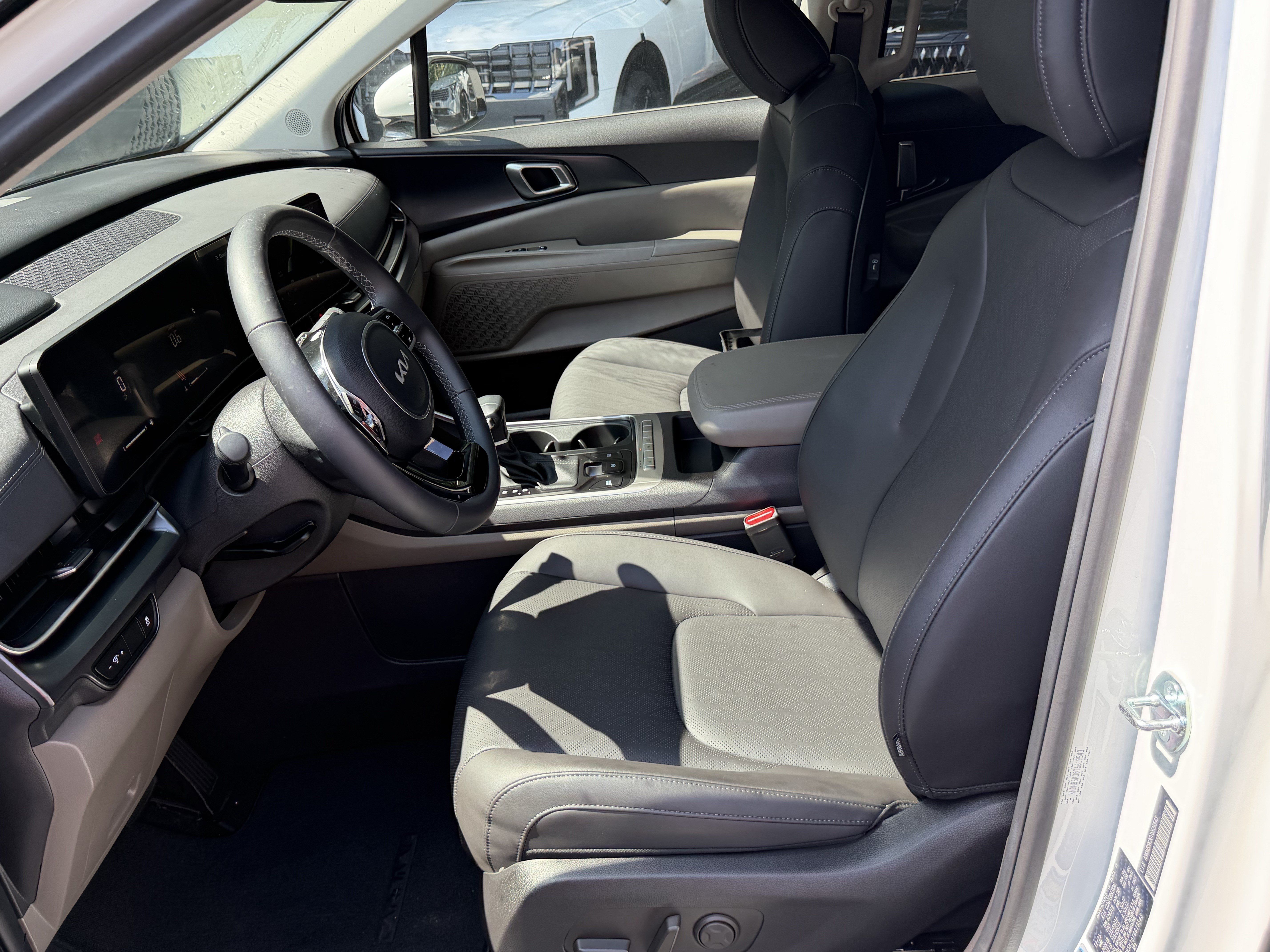 Certified 2026 Kia Carnival FWD image 9