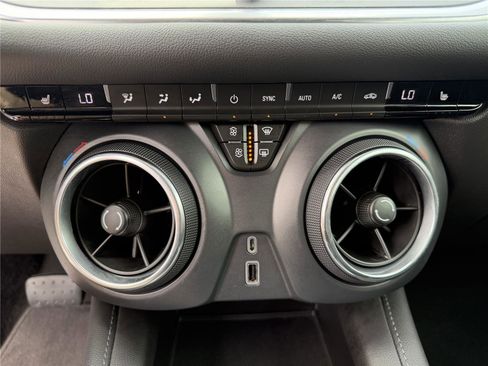 Used 2021 Chevrolet Blazer LT w/ Sound & Technology Package FWD image 11