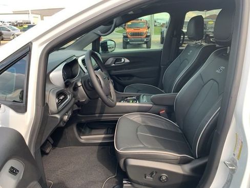 New 2026 Chrysler Pacifica Limited w/ Uconnect Theater Family Group image 10