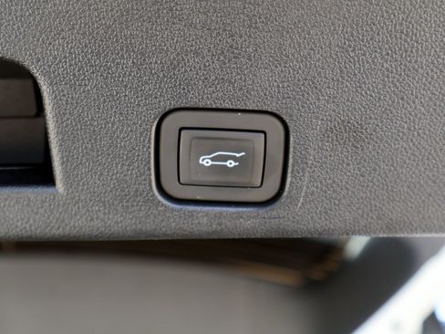 Used 2026 GMC Acadia Elevation w/ Elevation Premium Package FWD image 12