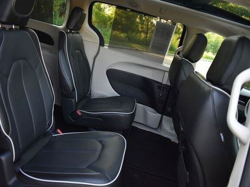 Used 2023 Chrysler Pacifica Limited AWD/4WD image 18