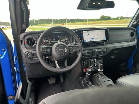 Certified 2025 Jeep Wrangler Unlimited Rubicon w/ Convenience Group AWD/4WD image 16