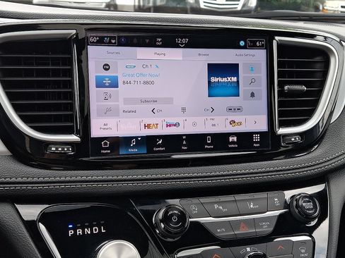 Used 2025 Chrysler Pacifica Limited FWD image 18