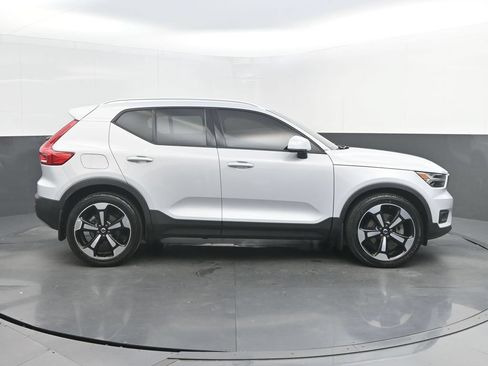 Certified 2022 Volvo XC40 T5 Momentum w/ Premium Package AWD/4WD image 8